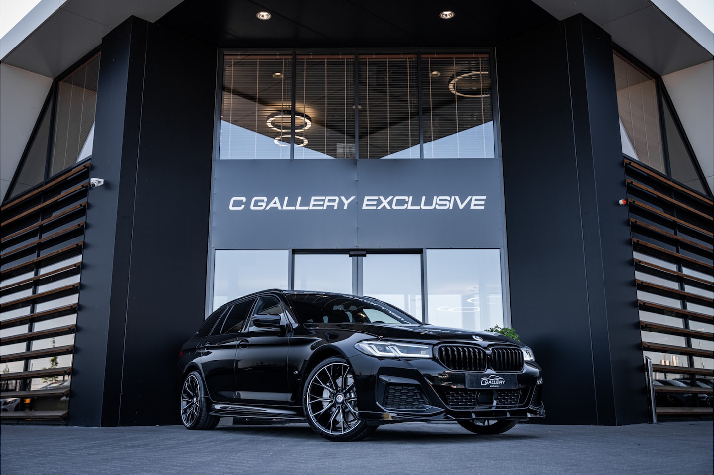 BMW 5-serie Touring - 530i Business Edition Plus - M Sport Performance | Panorama | Memory | HUD | ACC - AutoWereld.nl