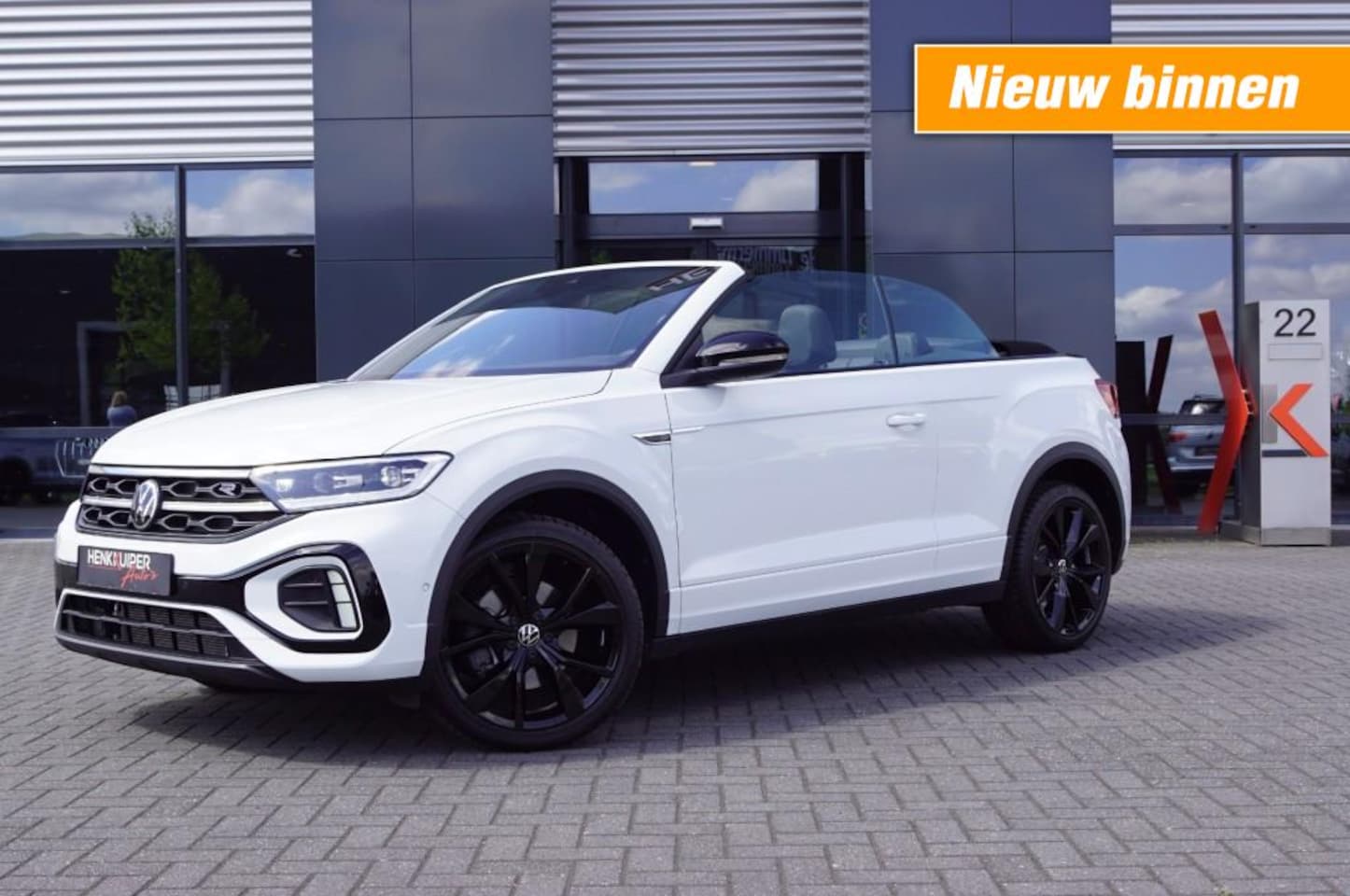 Volkswagen T-Roc Cabrio - 1.5 TSI DSG R-Line/ Black style/Leer/19 Inch LM/Camera/Virtual c - AutoWereld.nl