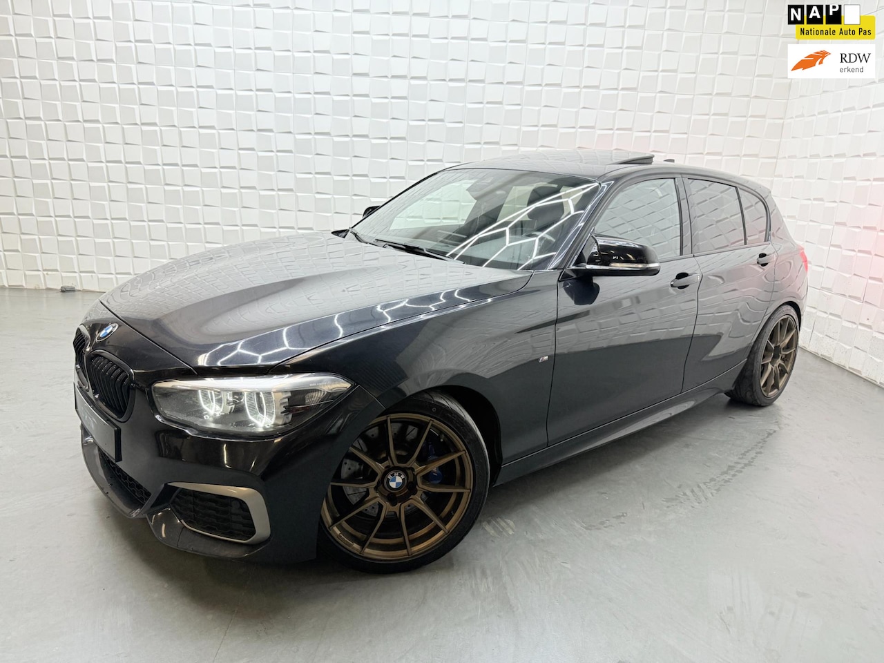 BMW 1-serie - M140i xDrive SCHUIFDAK MEMORY LEER ICE UITLAAT - AutoWereld.nl