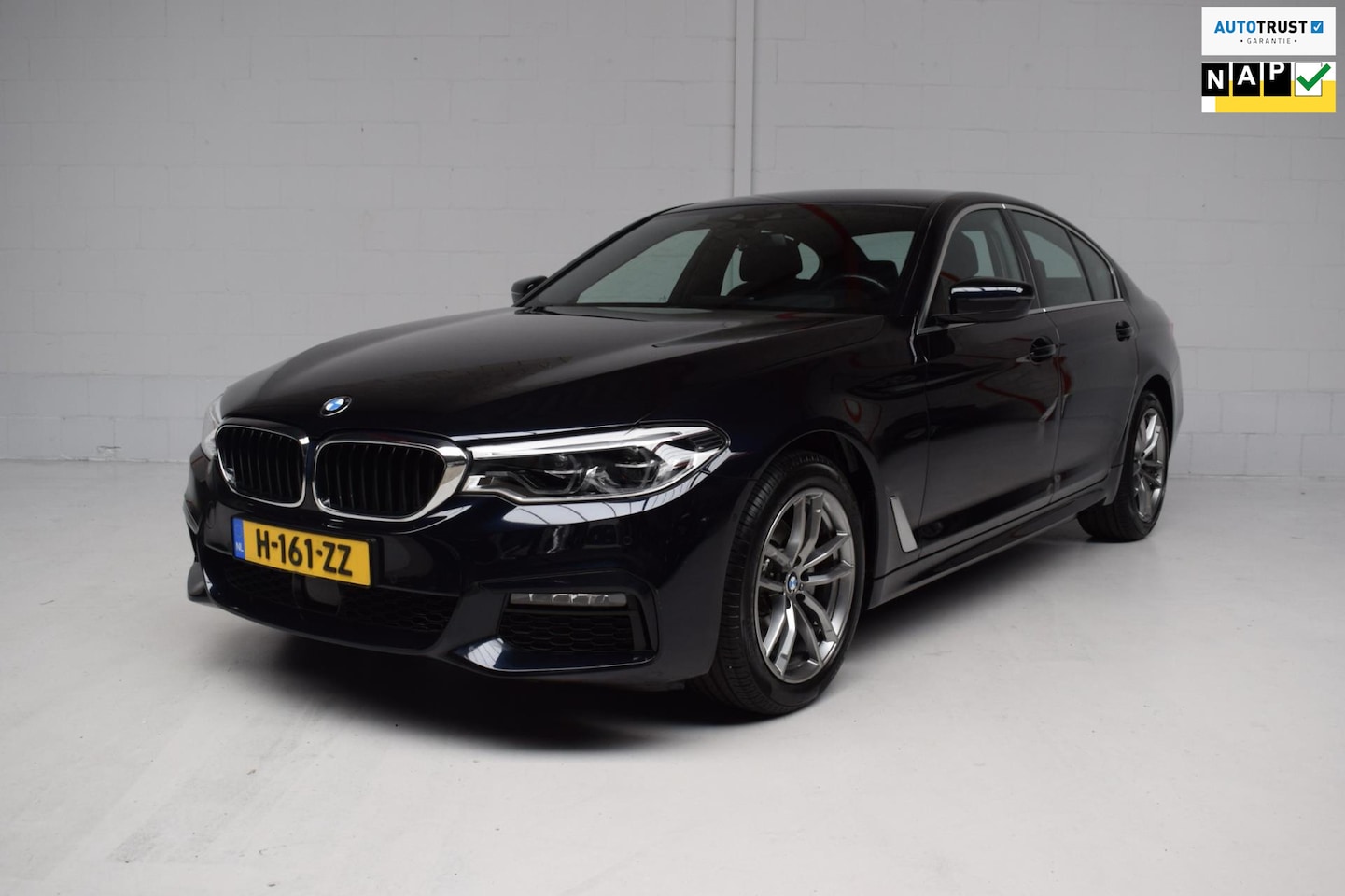 BMW 5-serie - 520i 184PK AUT8 M-SPORT ORG.NED / NAP / CAMERA / HEAD-UP / VIRTUAL / LEER / SFEERVERLICHTI - AutoWereld.nl