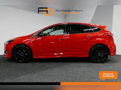 Ford Focus - 1.5 Red Edition / Orig. Nederlands / Speciale uitvoering / Black Style / Navigatie / Cruis