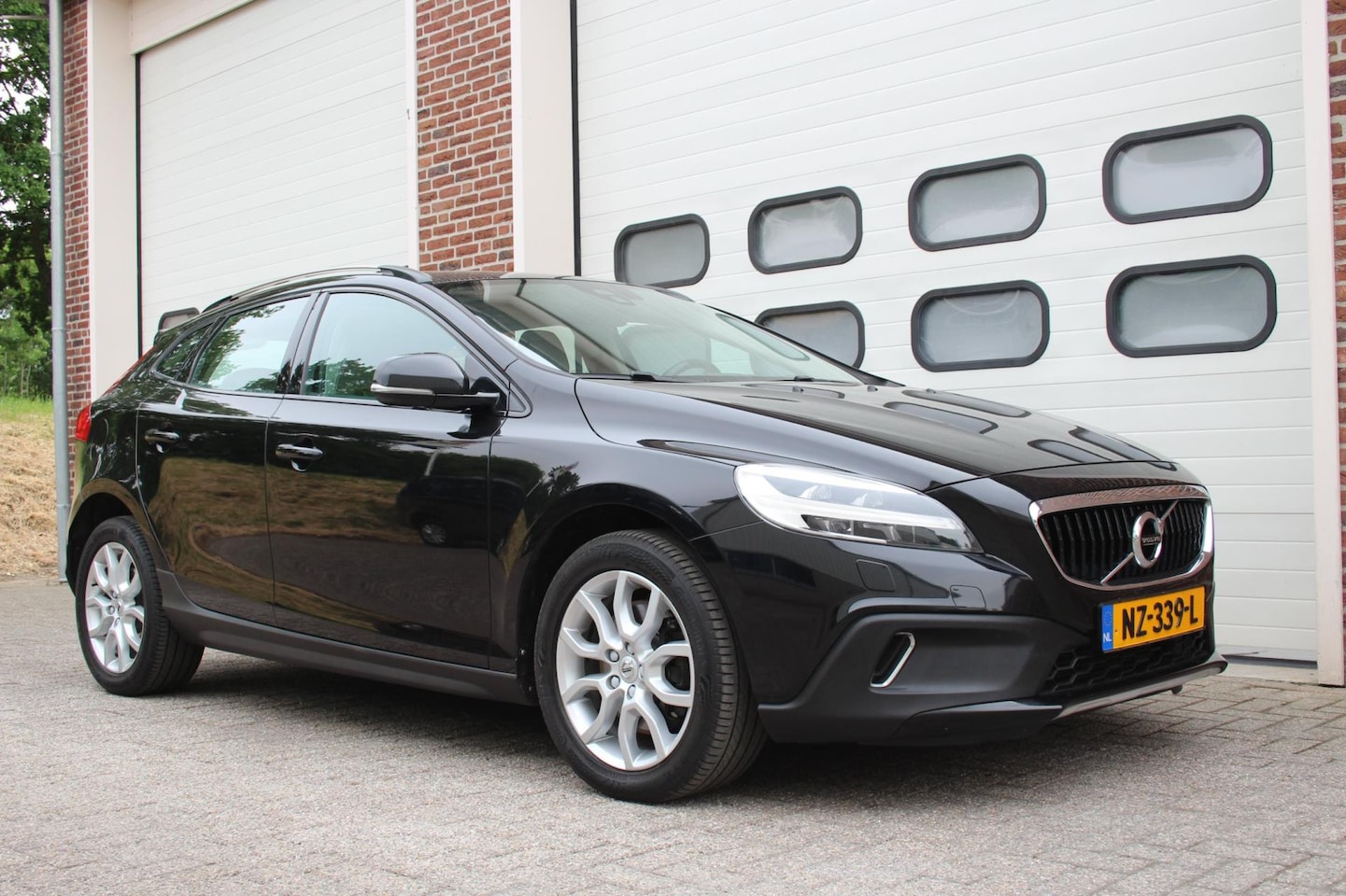 Volvo V40 Cross Country - 2.0 D4 Nordic+ * Automaat / Leder / Navi * - AutoWereld.nl
