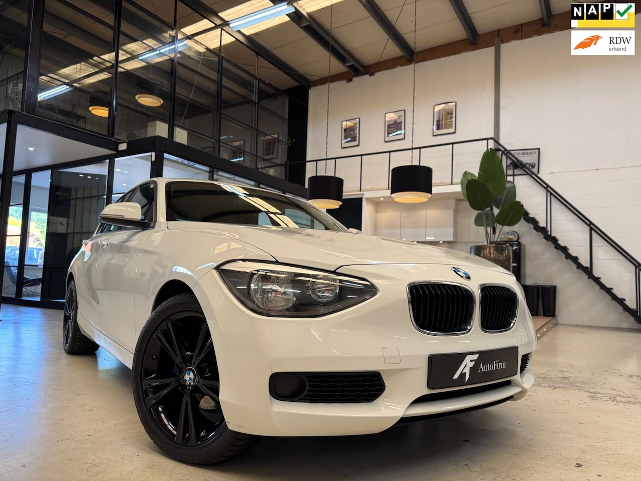 BMW 1-serie - 116i Business+| Navigatie| Stoelverwarming| Boordcomputer| Bluetooth verbinding| Parkeerse - AutoWereld.nl