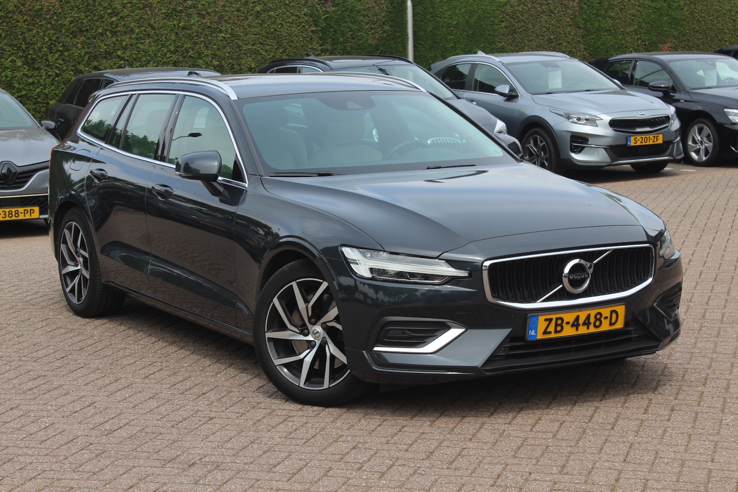 Volvo V60 - 2.0 T5 Momentum / Trekhaak / Leder / Navigatie / 18'' / Apple CarPlay / Parkeerhulp V+A / - AutoWereld.nl