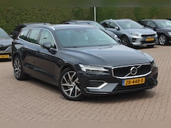 Volvo V60 - 2.0 T5 Momentum / Trekhaak / Leder / Navigatie / 18'' / Apple CarPlay / Parkeerhulp V+A /