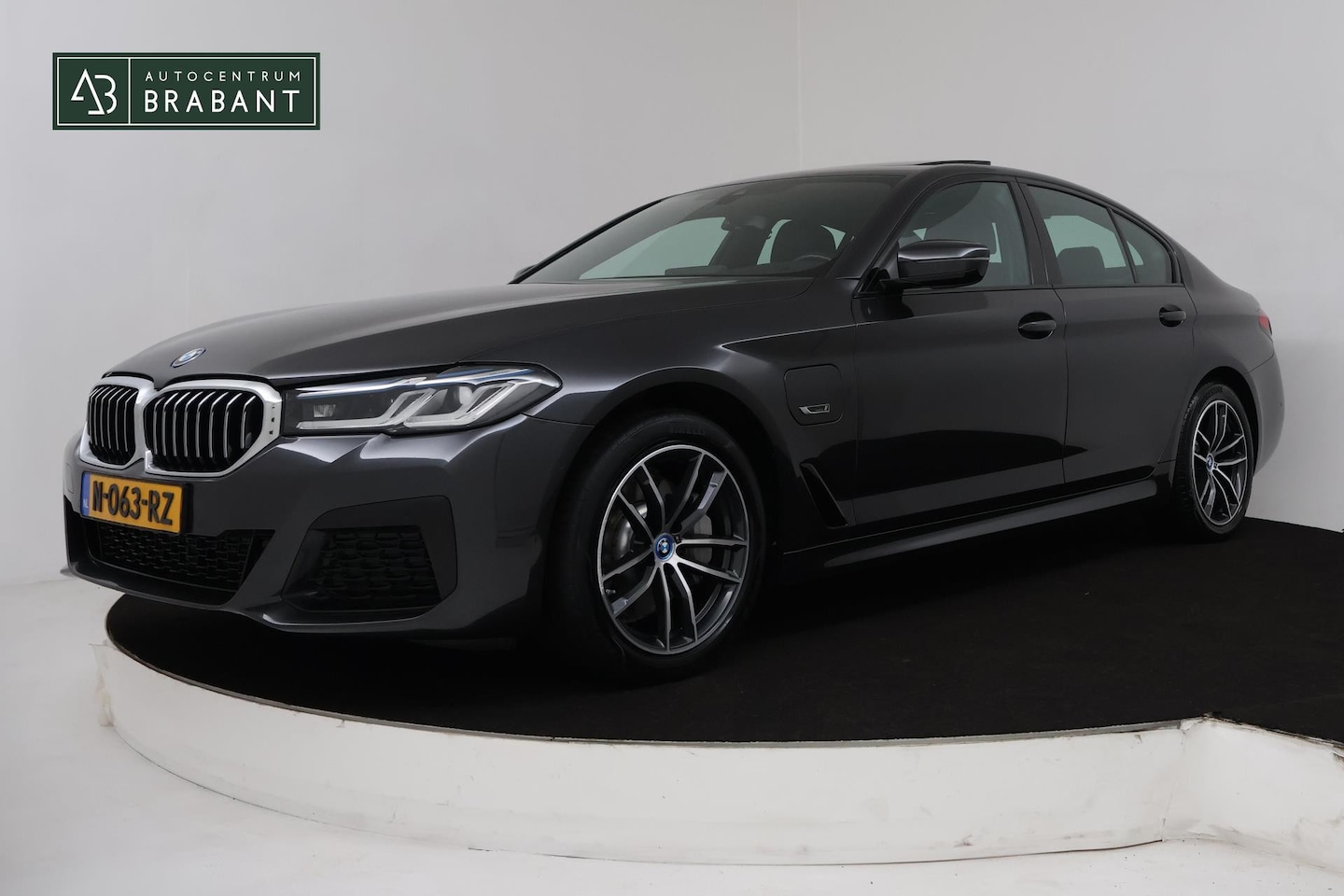 BMW 5-serie - 530e Business Edition Plus (PANO, CAMERA, COMFORTSTOELEN, STOELVERWARMING, SFEERVERLICHTIN - AutoWereld.nl