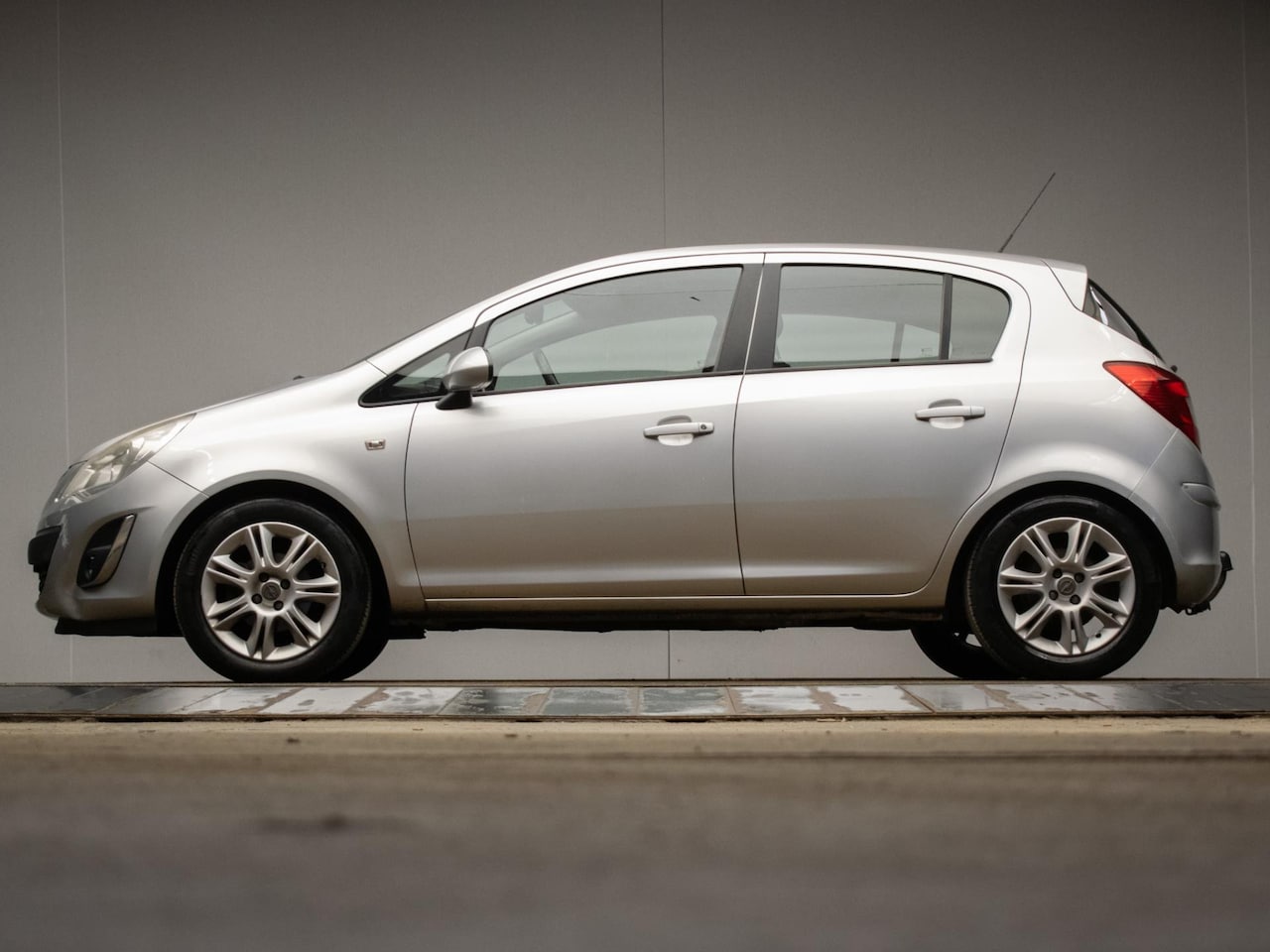 Opel Corsa - 1.2-16V Edition Sport (AUTOMAAT,PANORAMADAK,BLUETOOTH,AIRCO,TREKHAAK,SPORTSTOELEN,LM VELGE - AutoWereld.nl