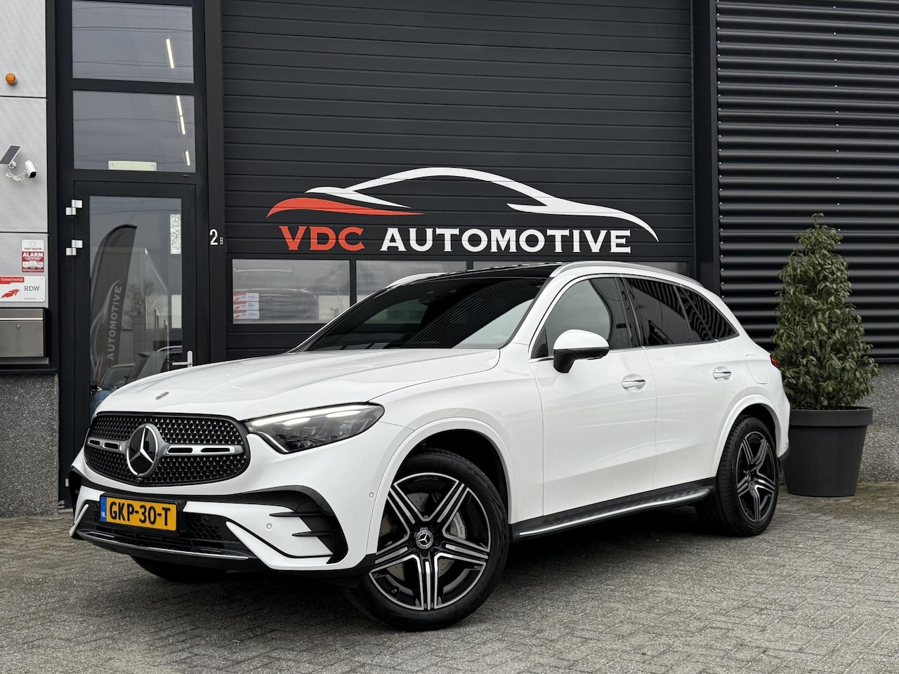 Mercedes-Benz GLC-klasse - 400e 4Matic AMG Pano | Luchtvering | Trekhaak | Burmester | Digital Light | HeadUpDisplay - AutoWereld.nl