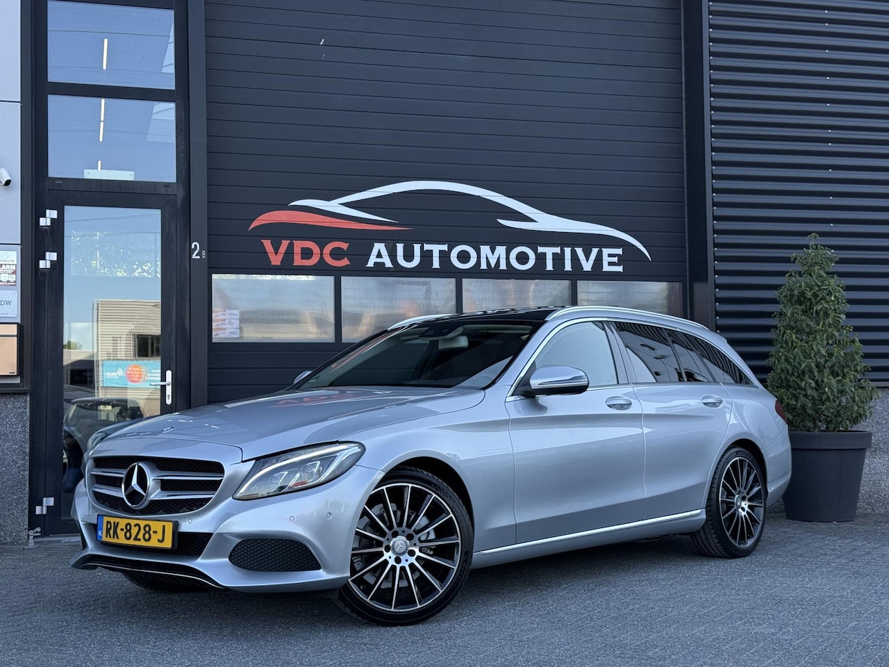 Mercedes-Benz C-klasse Estate - 180 Estate AMG Multispaak | Pano | Trekhaak | Stoelverwarming | LED ILS | Sfeeerverlichtin - AutoWereld.nl
