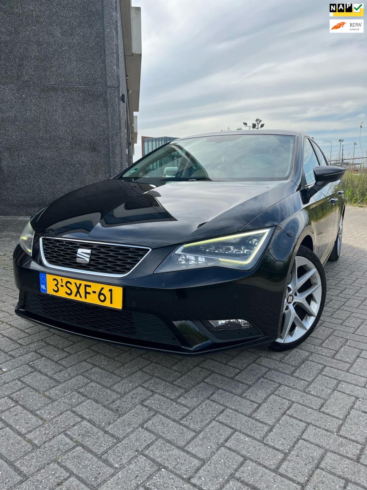Seat Leon - 1.6 TDI FR SPORT LED APK CRÈME LEER - AutoWereld.nl