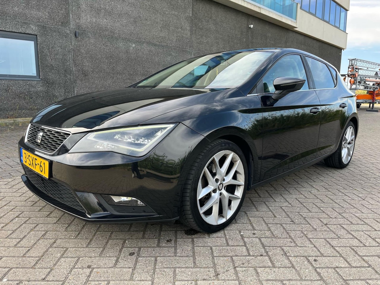 Seat Leon - 1.6 TDI FR SPORT LED APK CRÈME LEER - AutoWereld.nl