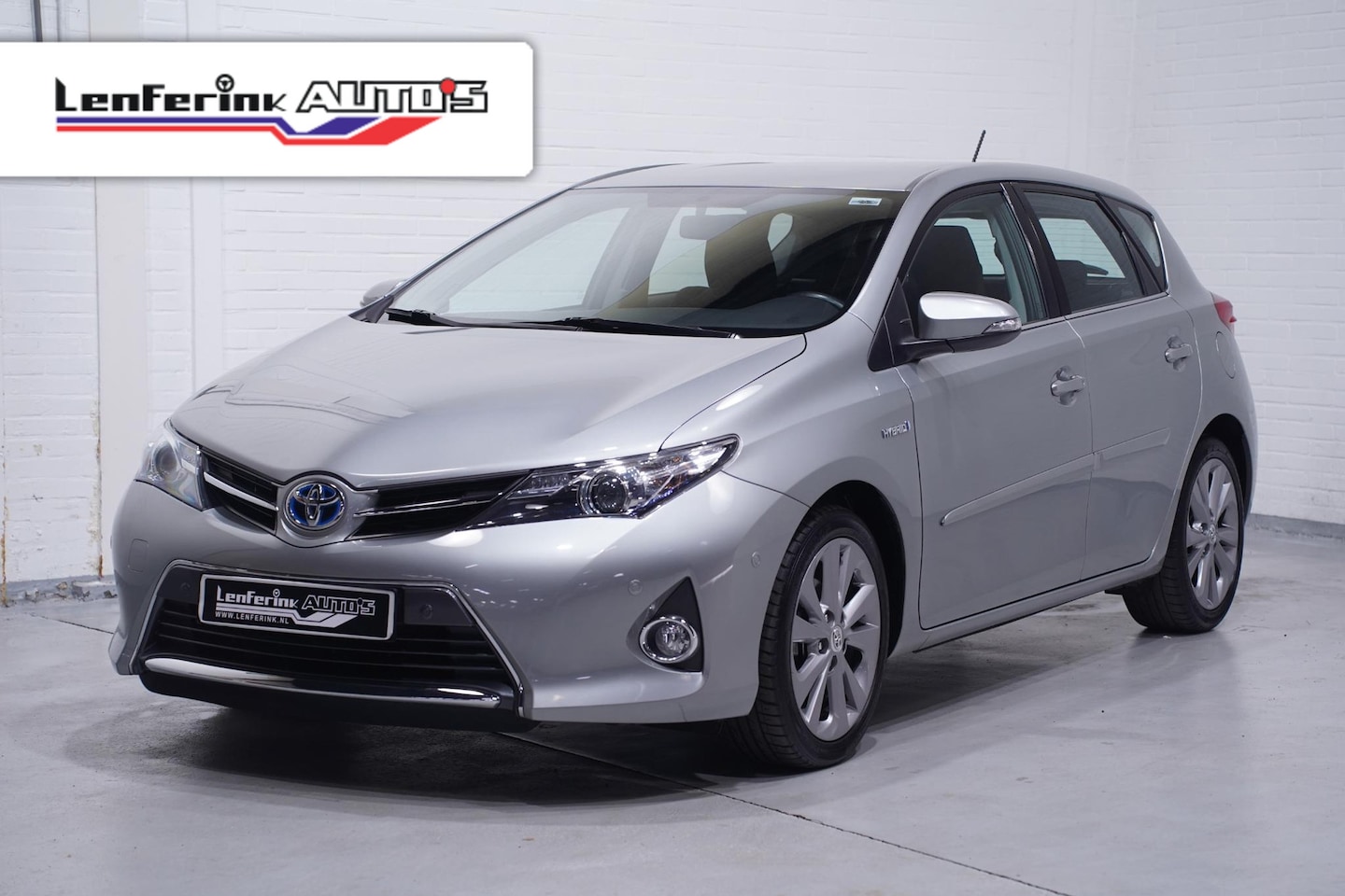 Toyota Auris - 1.8 Hybrid Start Edition Clima Navi PDC Camera Stoelverwarming - AutoWereld.nl