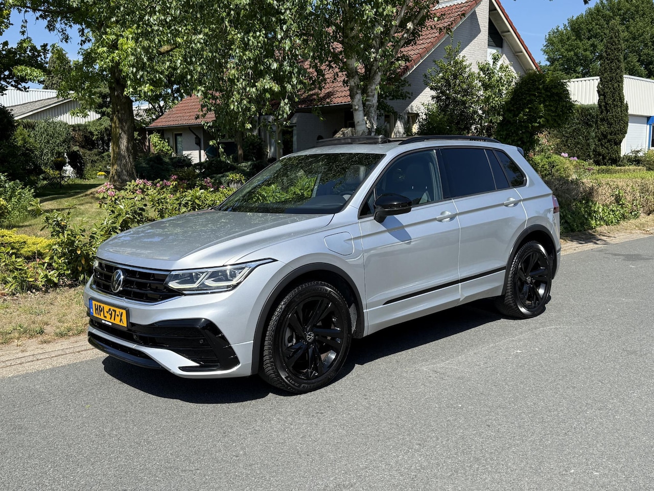 Volkswagen Tiguan - 1.4 TSI eHybrid R-Line Black 245PK PANO - AutoWereld.nl