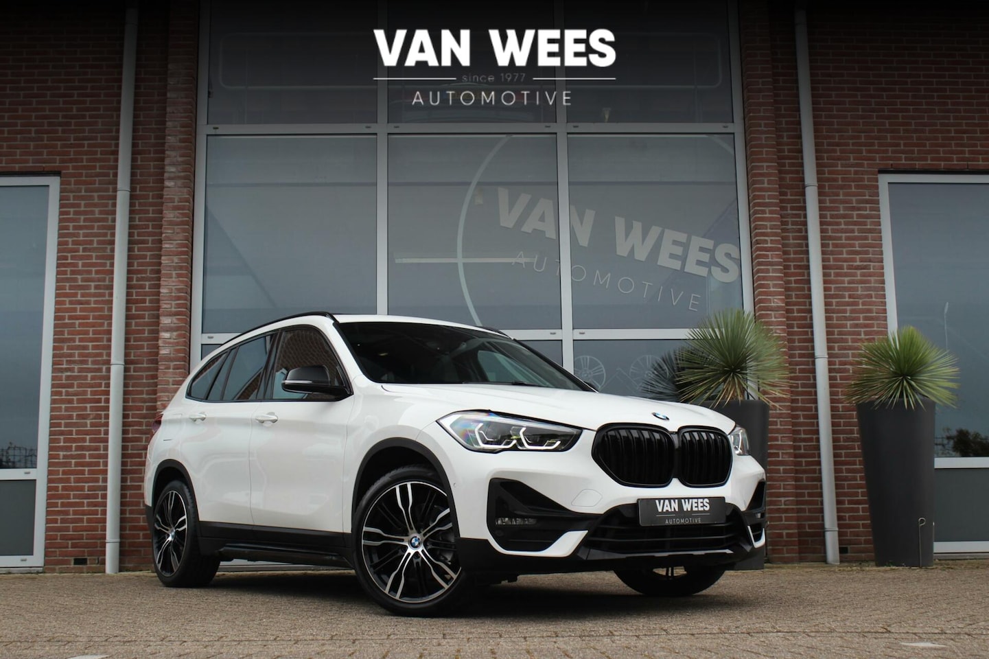 BMW X1 - xDrive25e F48 High Executive X-Line | 1e eigenaar | Dakraam | 19 inch | Trekhaak | Camera - AutoWereld.nl