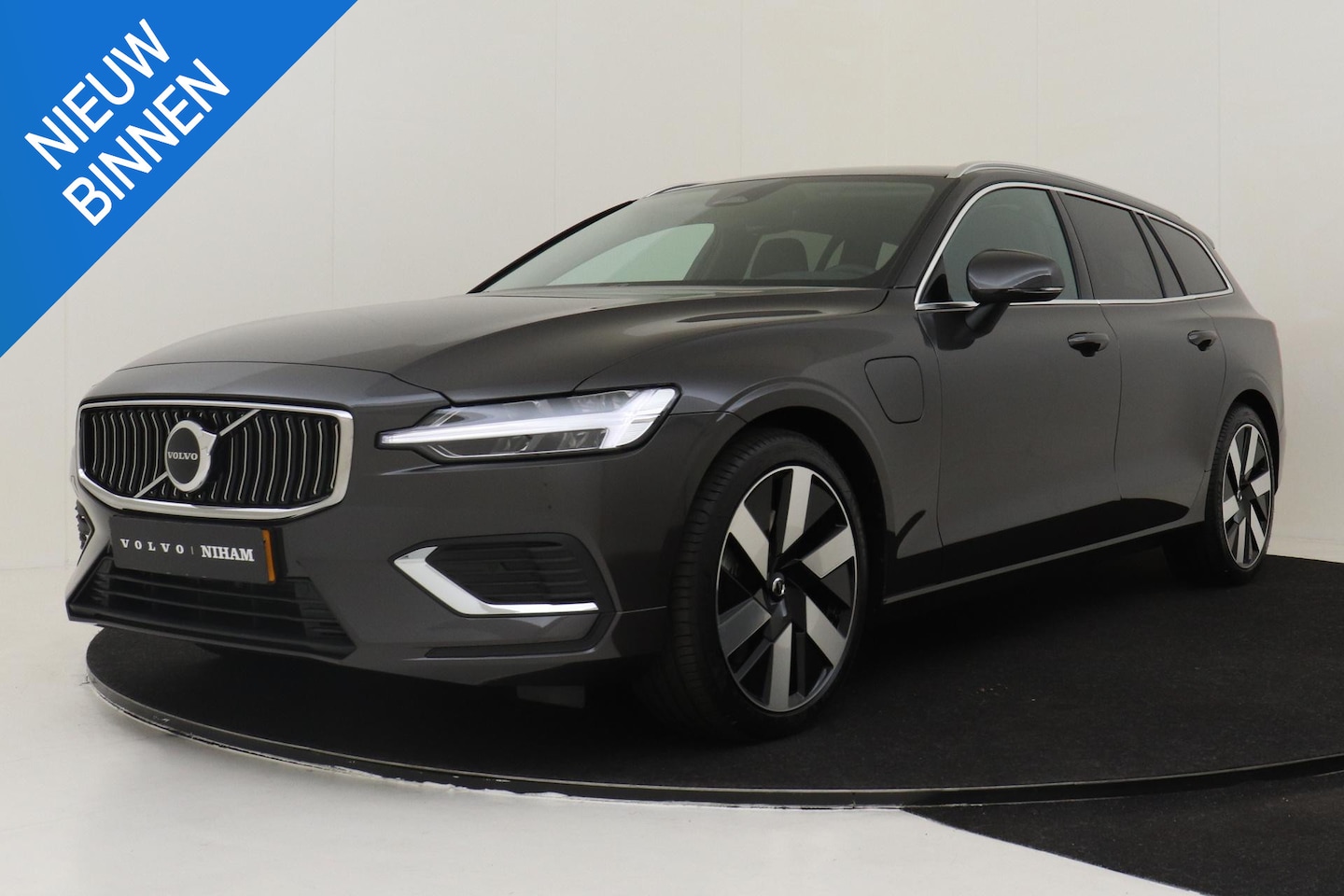 Volvo V60 - T6 PLUG-IN HYBRID AWD ESSENTIAL EDITION -ADAP.CRUISE|CLIMATE|BLIS|19"|PRIVACY.GLASS|PARK.A - AutoWereld.nl