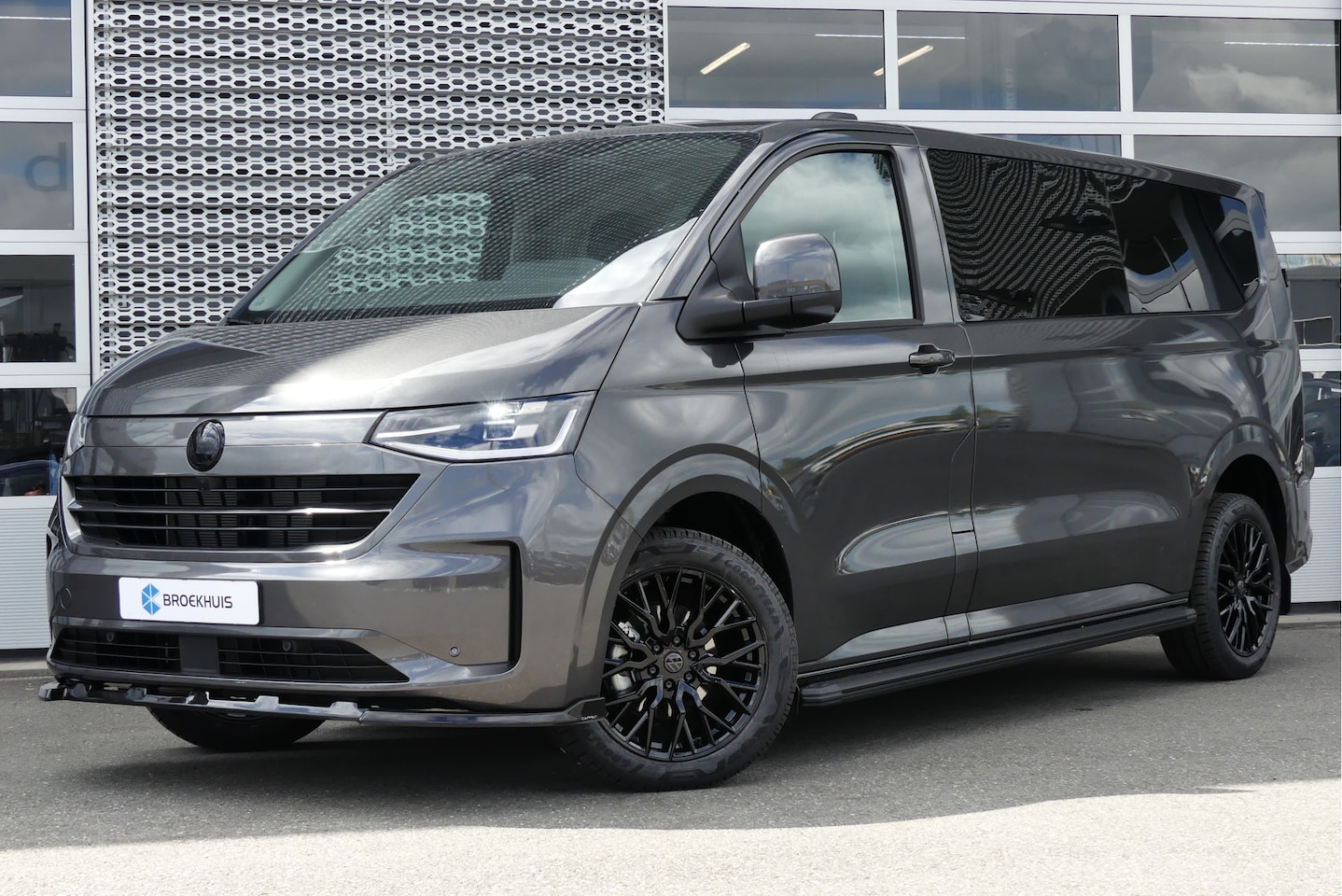 Volkswagen Transporter - Bulli | LED Matrix | DSG | App-Connect | ACC | Climate control | LM velgen 19" | . - AutoWereld.nl