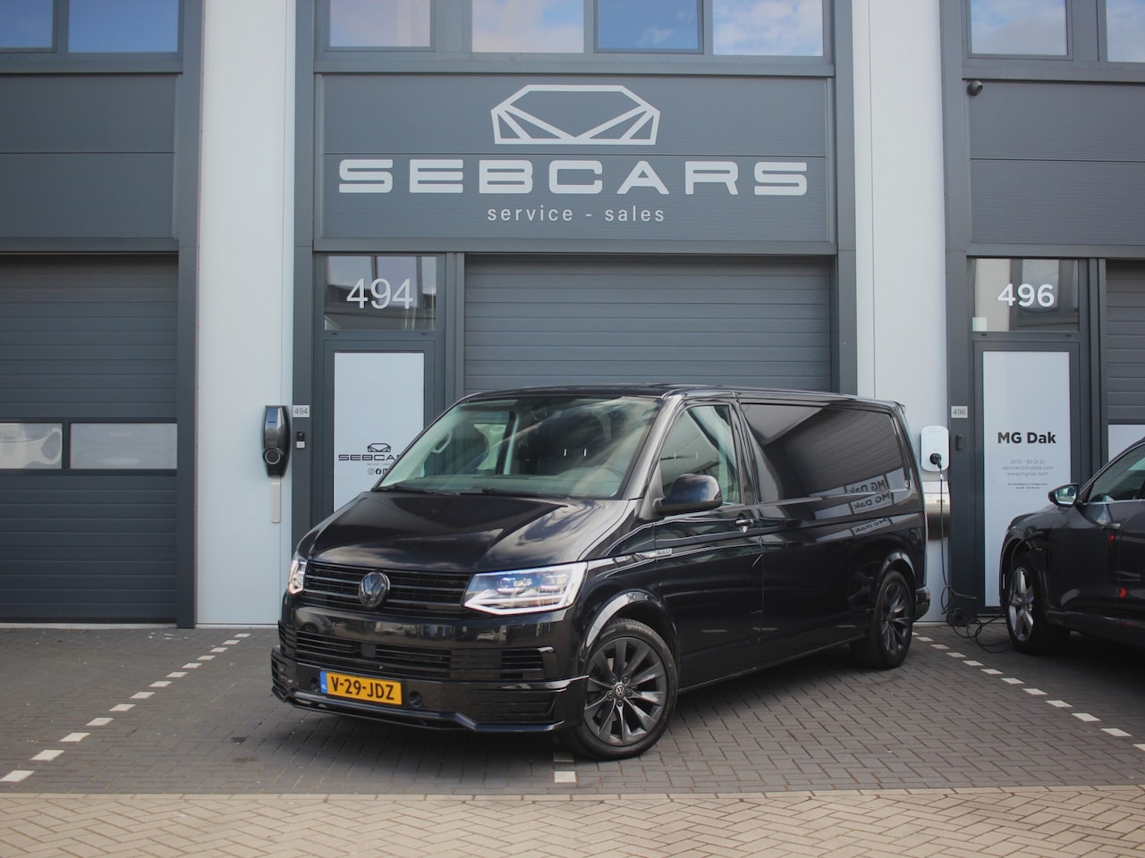 Volkswagen Transporter - 2.0 TDI L2H1 Bulli, LED, DSG, Black edition - AutoWereld.nl