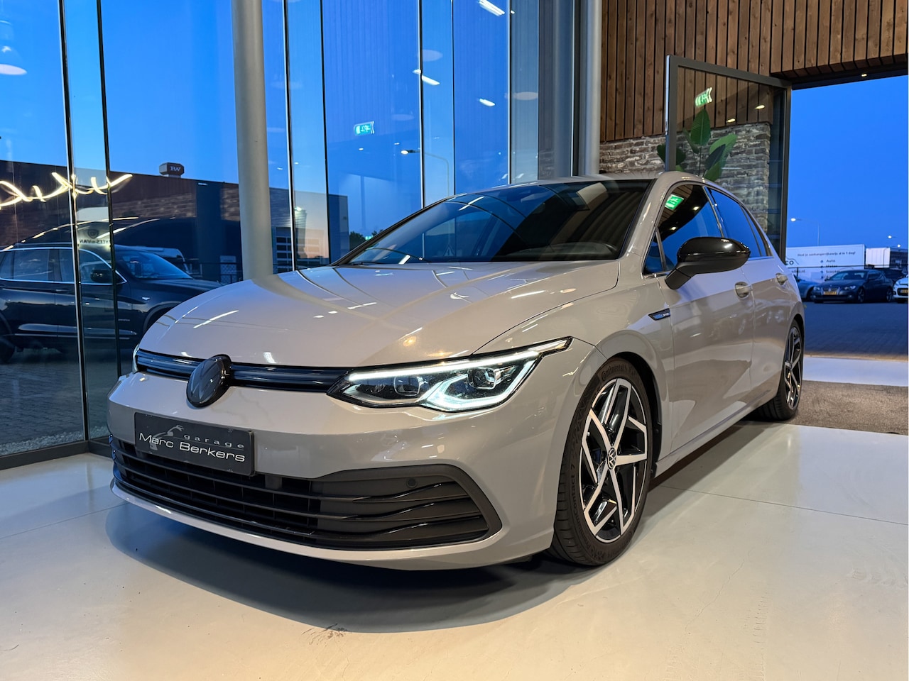 Volkswagen Golf - 1.5 eTSI R-Line HUD, comfortstoelen, memory, camera, BTW incl. - AutoWereld.nl