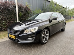 Volvo V60 - 2.0 D4 Momentum / AUTOMAAT / NAVI / STOELVERWARMING / CRUISE