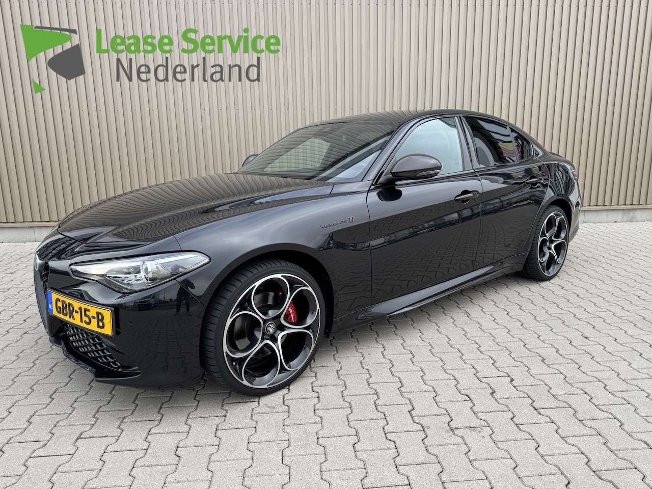 Alfa Romeo Giulia - 2.0 T Veloce Ti AWD Unieke Uitvoering Echt Italiaans raspaard - AutoWereld.nl