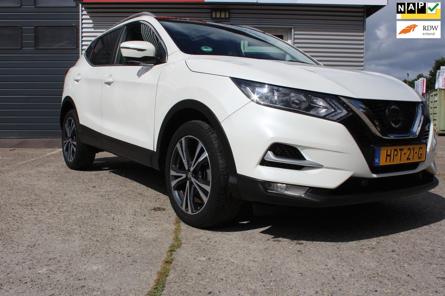 Nissan Qashqai - 1.3 DIG-T Visia, boekjes, navigatie, ledrijdaglicht, panoramadak, camera, airco, 2 sleutel - AutoWereld.nl