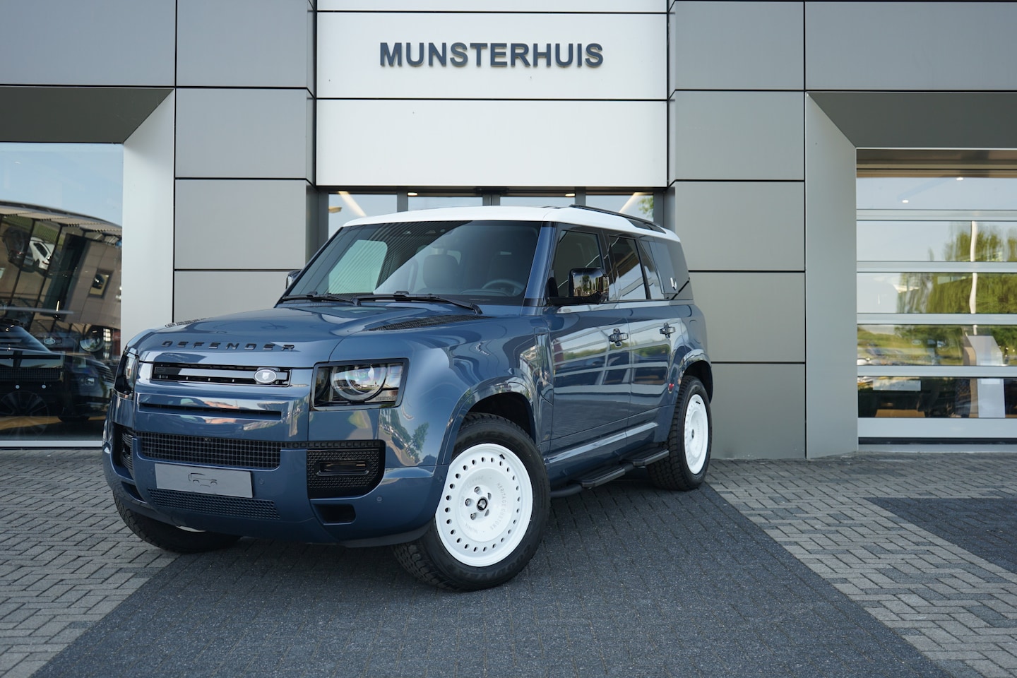 Land Rover Defender 110 - 2.0 P300e 110 S | Heritage | Voorstoelen verwarmd | Afneembare trekhaak | Schuif/Kantel da - AutoWereld.nl