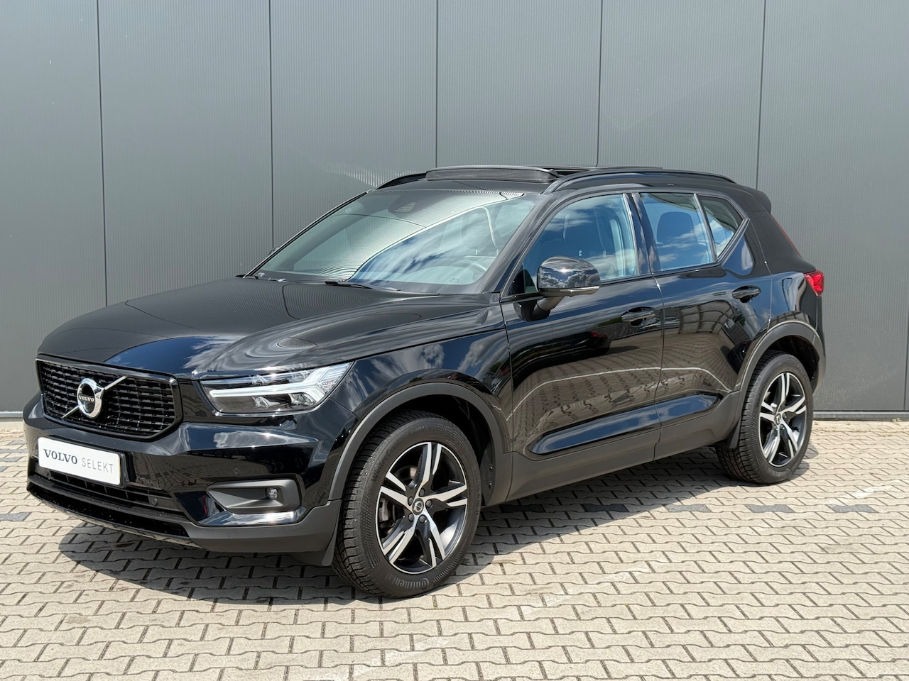 Volvo XC40 - T2 R-Design | Panoramadak | LED Koplampen | Harman Kardon | 360º Camera | BLIS | Adaptieve - AutoWereld.nl