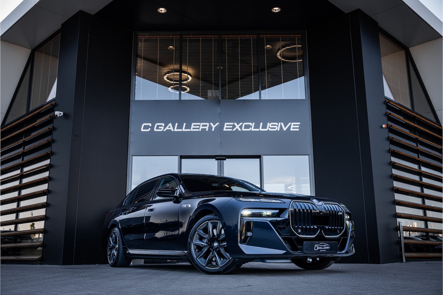 BMW 7-serie - M760e xDrive - M Sport | Sky Lounge | B&W | Massage - AutoWereld.nl