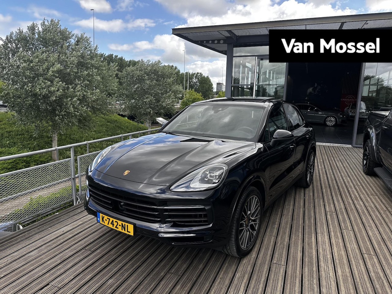 Porsche Cayenne - 3.0 E-Hybrid | PASM LUCHTVERING | SPORTCHRONO| PANORMA/SCHUIF-KANTELDAK | 18-WEG STOELEN | - AutoWereld.nl