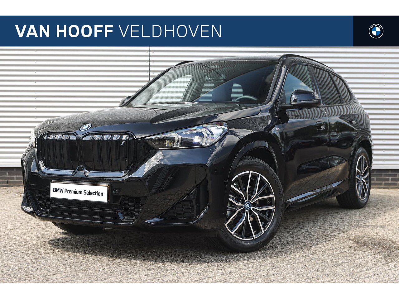 BMW iX1 - eDrive20 M Sport Automaat / Panoramadak / Sportstoelen / Comfort Access / M Adaptief onder - AutoWereld.nl