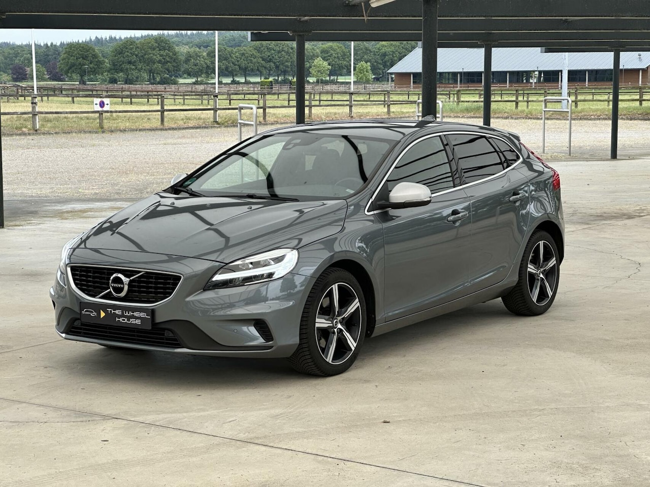 Volvo V40 - 2.0 T2 R-Design TREKHAAK/CRUISE/NAVI/CAMERA/PDC - AutoWereld.nl