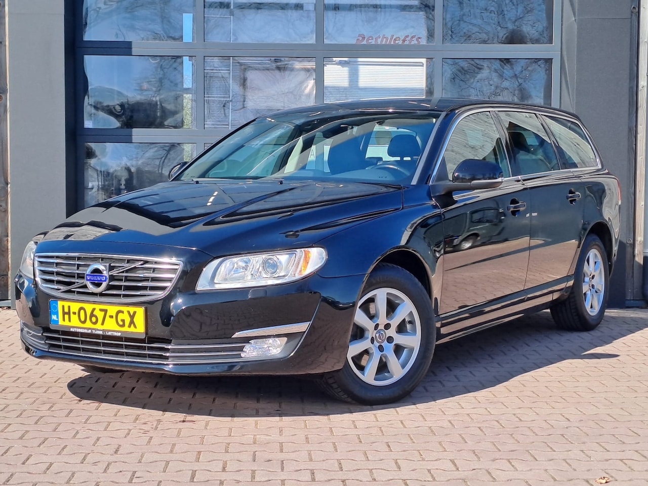 Volvo V70 - 2.0 T4 Classic Edition | Navi | Leder | Trekhaak | LMV | PDC | Stoelverwarming | - AutoWereld.nl