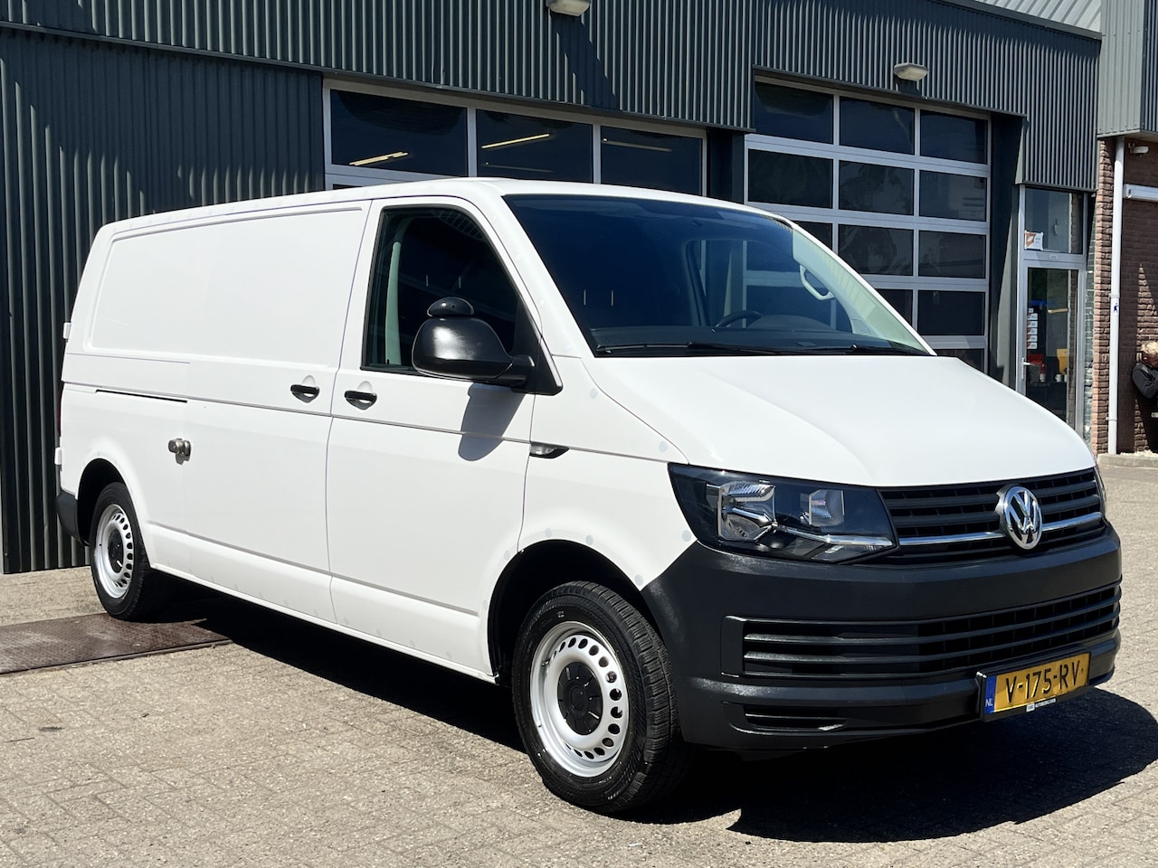 Volkswagen Transporter - 2.0 TDI L2H1 150pk Airco Cruise controle Kastinrichting Laderkast Parkeersensoren achter T - AutoWereld.nl