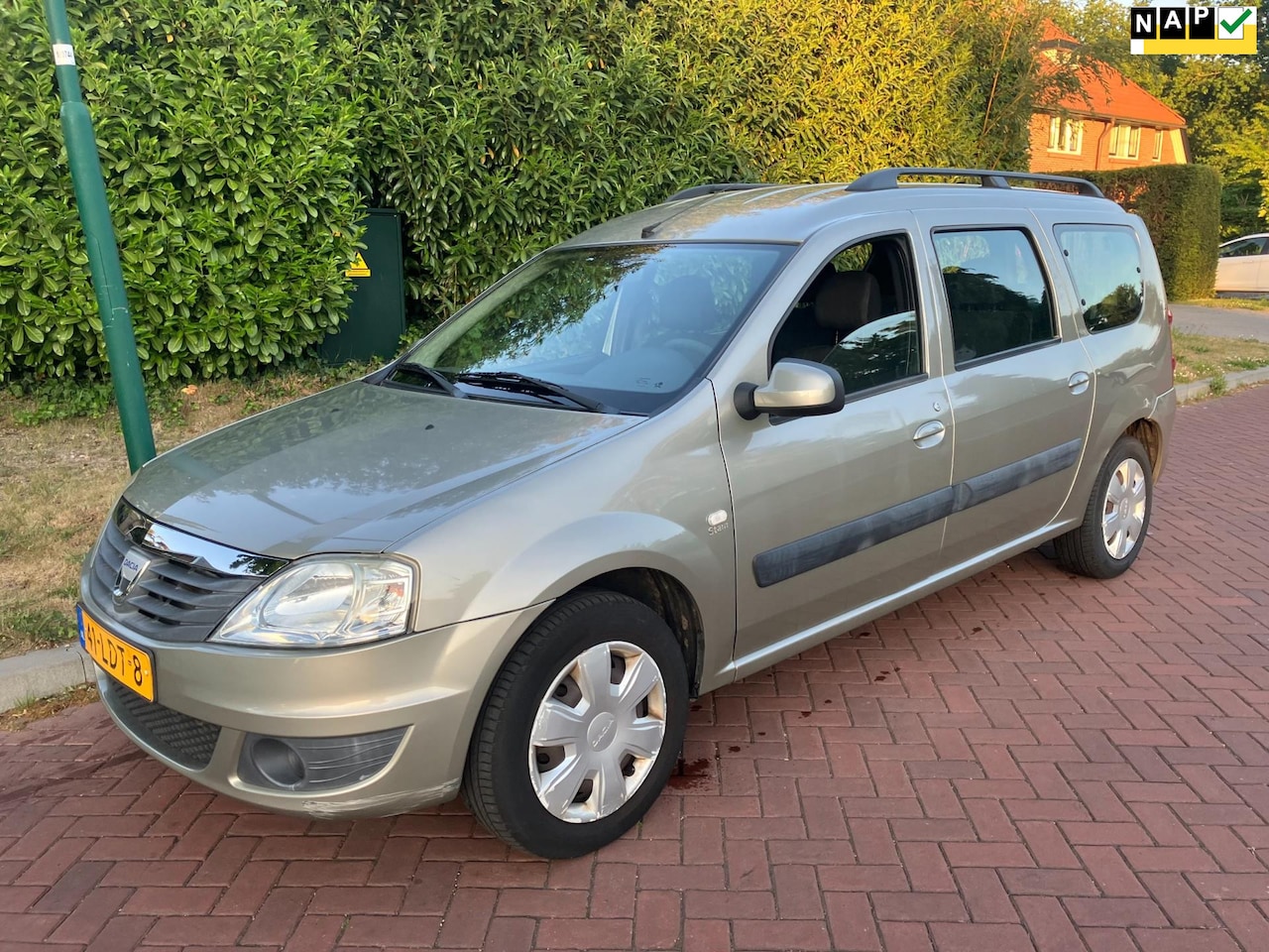 Dacia Logan MCV - 1.6-16V Lauréate 7p. airco met n.a.p rijd goed nieuwe apk - AutoWereld.nl
