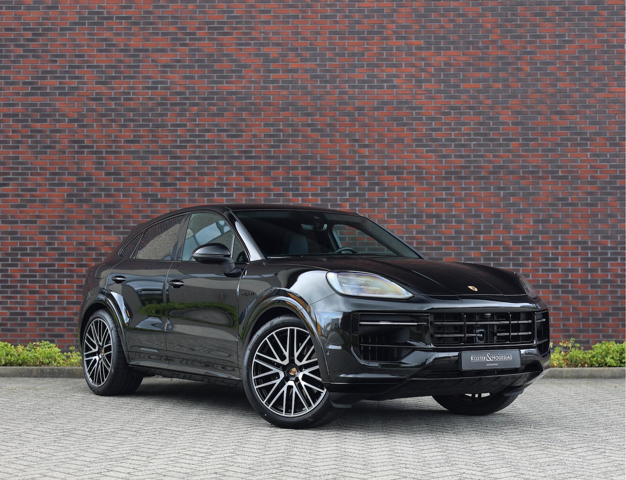 Porsche Cayenne Coupé - 3.0 E-Hybrid *4wielsturing*Pano*Trekhaak*Sport Chrono* - AutoWereld.nl