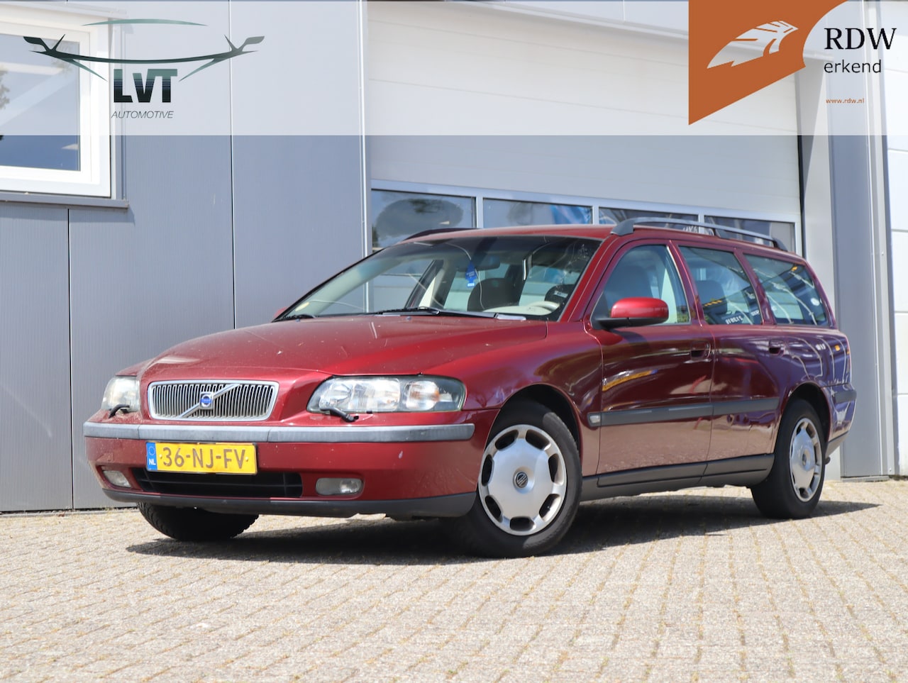 Volvo V70 - 2.4 Comfort Line Automaat / APK 29-11-2025 / Trekhaak - AutoWereld.nl