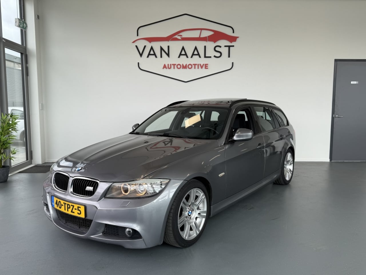 BMW 3-serie Touring - 318i M-sport /Pano/ Trekhaak/ Alcantara! - AutoWereld.nl