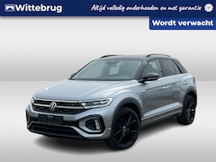 Volkswagen T-Roc - 1.5 TSI 150pk R-Line Black Style DSG Automaat Afn. Trekhaak / 19"LM Velgen / Camera / Navi