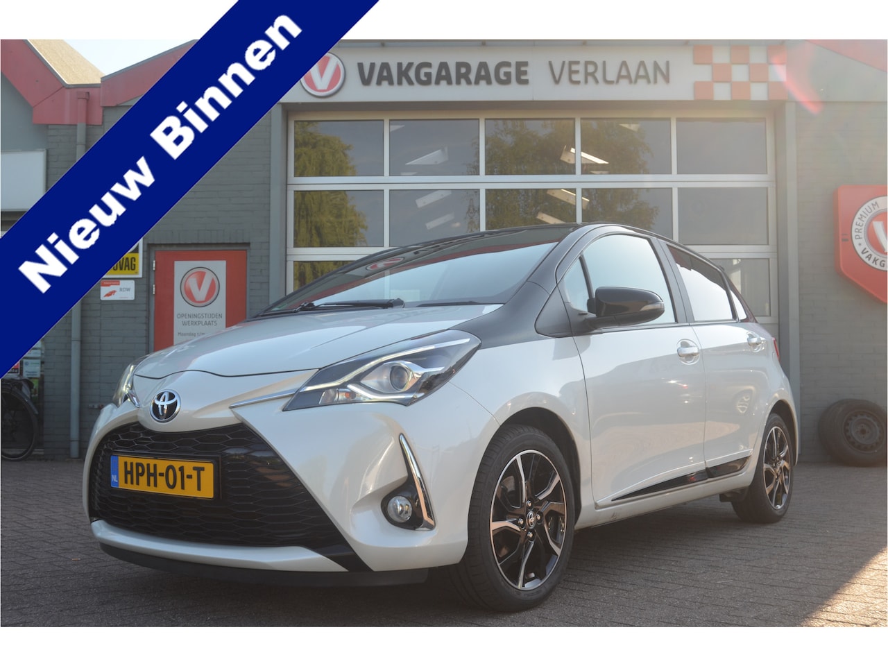 Toyota Yaris - 1.5 VVT-i Dynamic pano, two-tone, boekjes,als nieuw! 16 inch velgen, camera, cruisecontrol - AutoWereld.nl