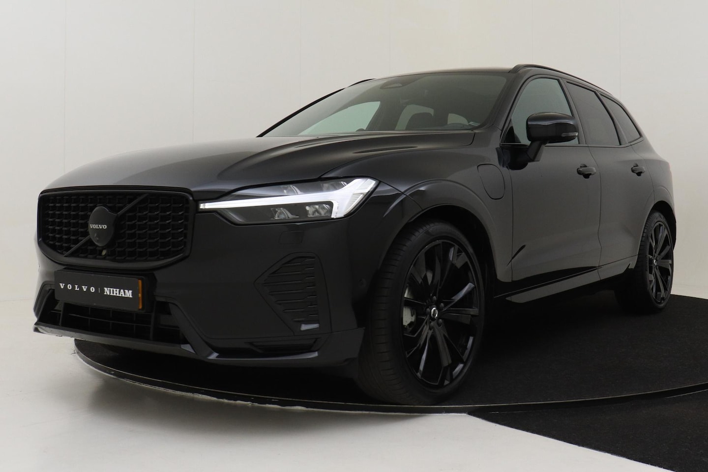 Volvo XC60 - T8 PLUG-IN HYBRID AWD ULTRA BLACK EDITION [MY25] -PANO.DAK|BOWERS&WILKINS|LUCHTVERING|TREK - AutoWereld.nl