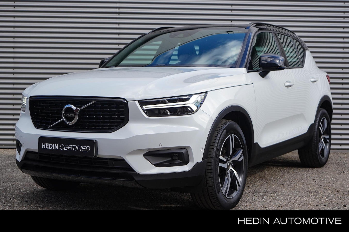 Volvo XC40 - 1.5 T3 R-Design Uniek Handgeschakeld! | Elektrisch glazen panorama-dak | Intellisafe Pro L - AutoWereld.nl