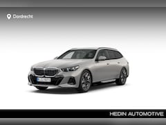 BMW 5-serie Touring - 530e | 20 Inch | M-Sportpakket | Travel Pack | Trekhaak