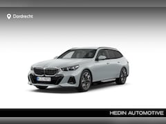 BMW 5-serie Touring - 530e | 20 Inch | M-Sportpakket | Travel Pack | Trekhaak
