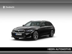 BMW 3-serie Touring - 330e | 19 Inch | M-Sportpakket | Innovation Pack | Comfort Pack | Panoramadak | Trekhaak