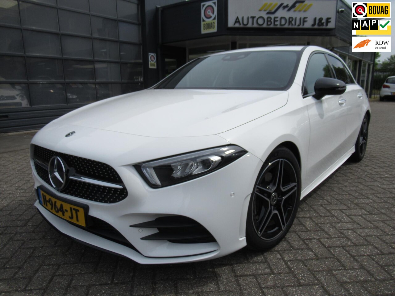 Mercedes-Benz A-klasse - 200 Business Solution AMG / AUT / NAV / PDC 2x / Camera / Sfeerverlichting - AutoWereld.nl