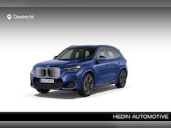 BMW iX1 - eDrive20 67 kWh | 19 Inch | M-Sportpakket | Premium Pack | Panoramadak | Trekhaak