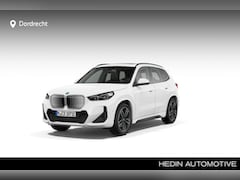 BMW iX1 - eDrive20 67 kWh | 19 Inch | M-Sportpakket | Premium Pack | Panoramadak | Trekhaak