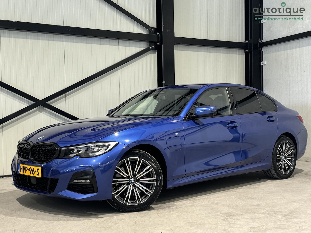 BMW 3-serie - 330e M-Sport Aut. | shadow line | driving assistant | navi | - AutoWereld.nl
