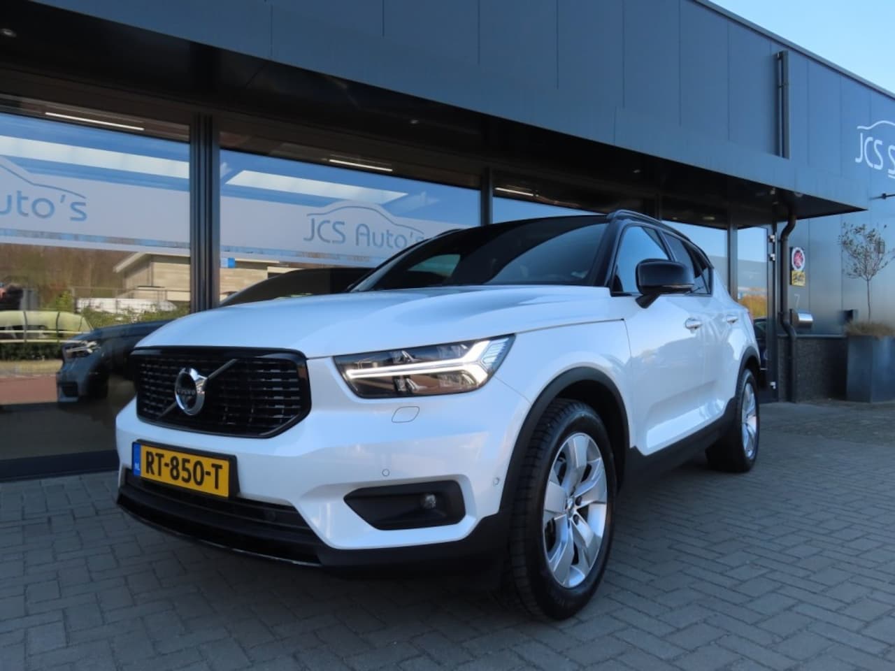 Volvo XC40 - 2.0 T5 AWD R-Design 360 Graden Pano Trekhaak 2018 - AutoWereld.nl