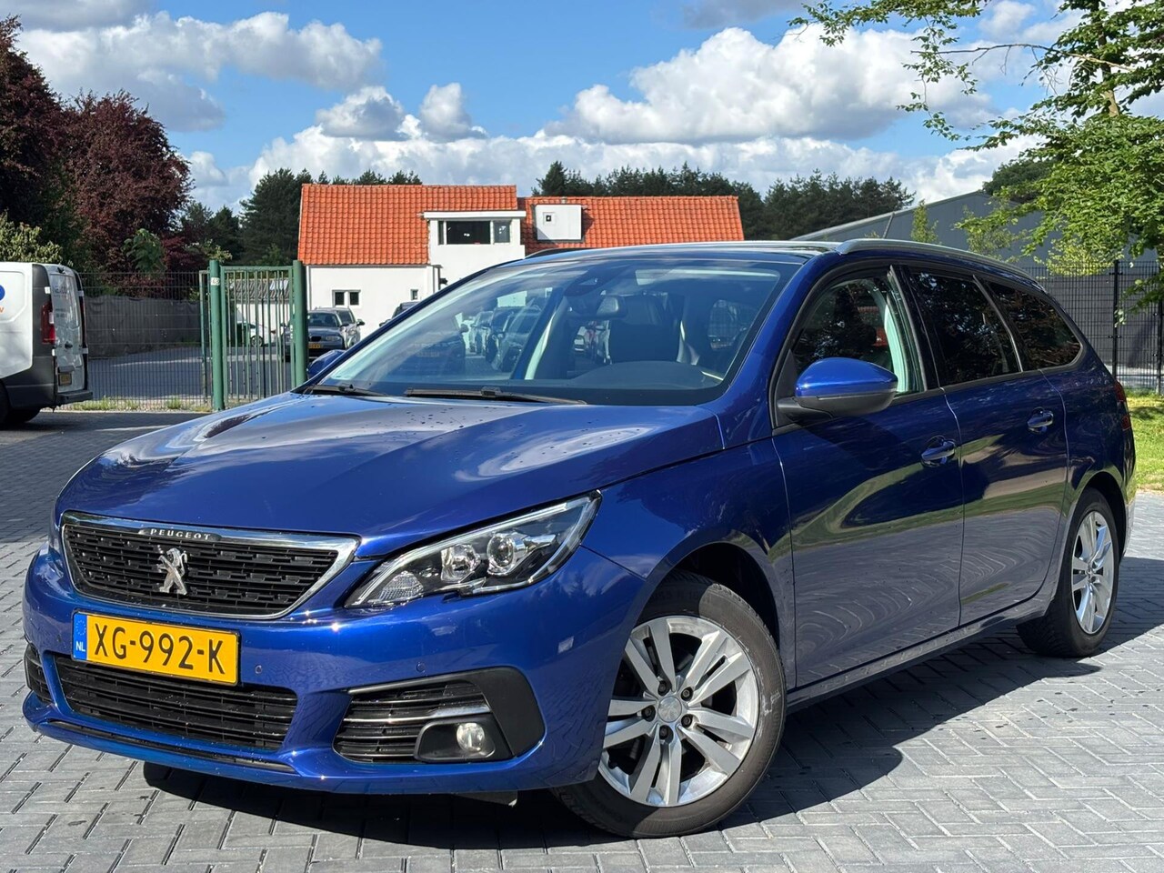 Peugeot 308 SW - 1.2 PureTech Blue Lease Executive/Pano/Navi/LMV/PDC - AutoWereld.nl